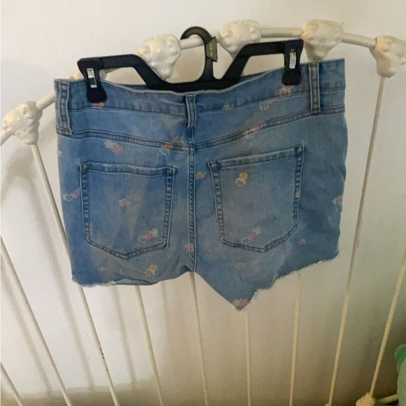 Denim shorts with flowers - Picture 2 of 3
